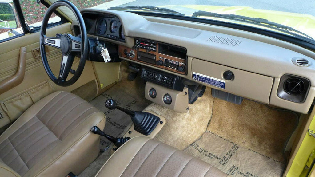 Toyota Pickup Hilux Center Gauge Pod (1979–1983)